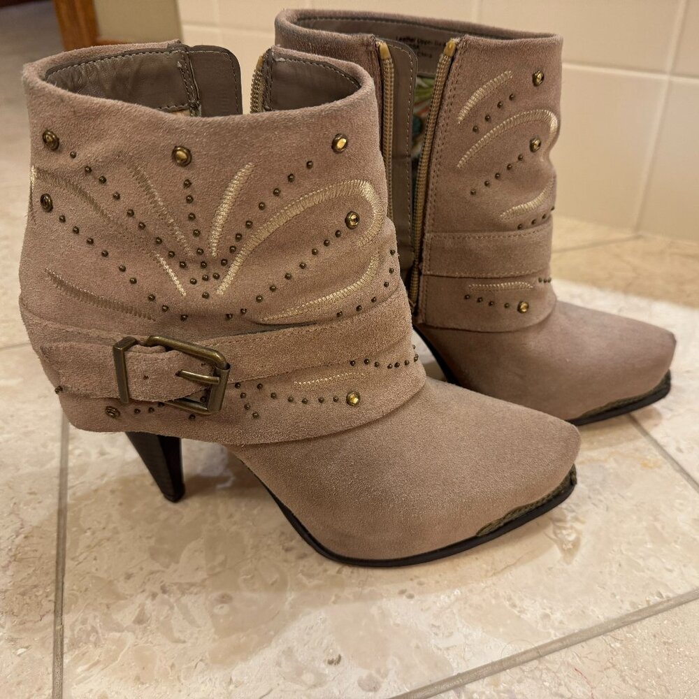 Miranda by Miranda Lambert Larissa boots - Tan/Beige Size 7